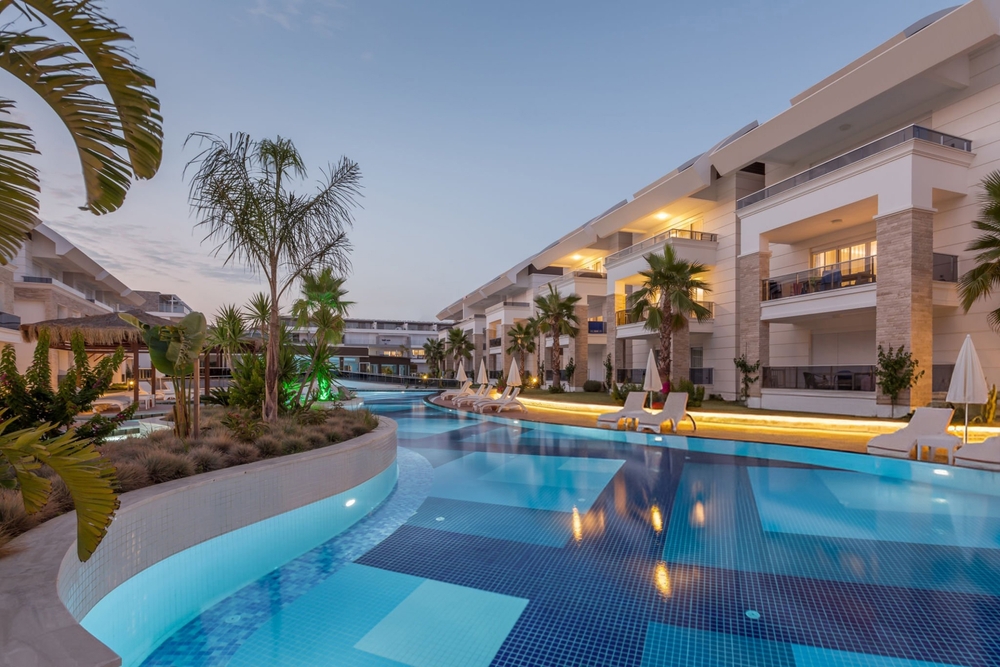 Piscina de un hotel de lujo al atardecer.